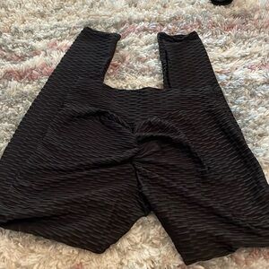 Black scrunchy butt leggings L